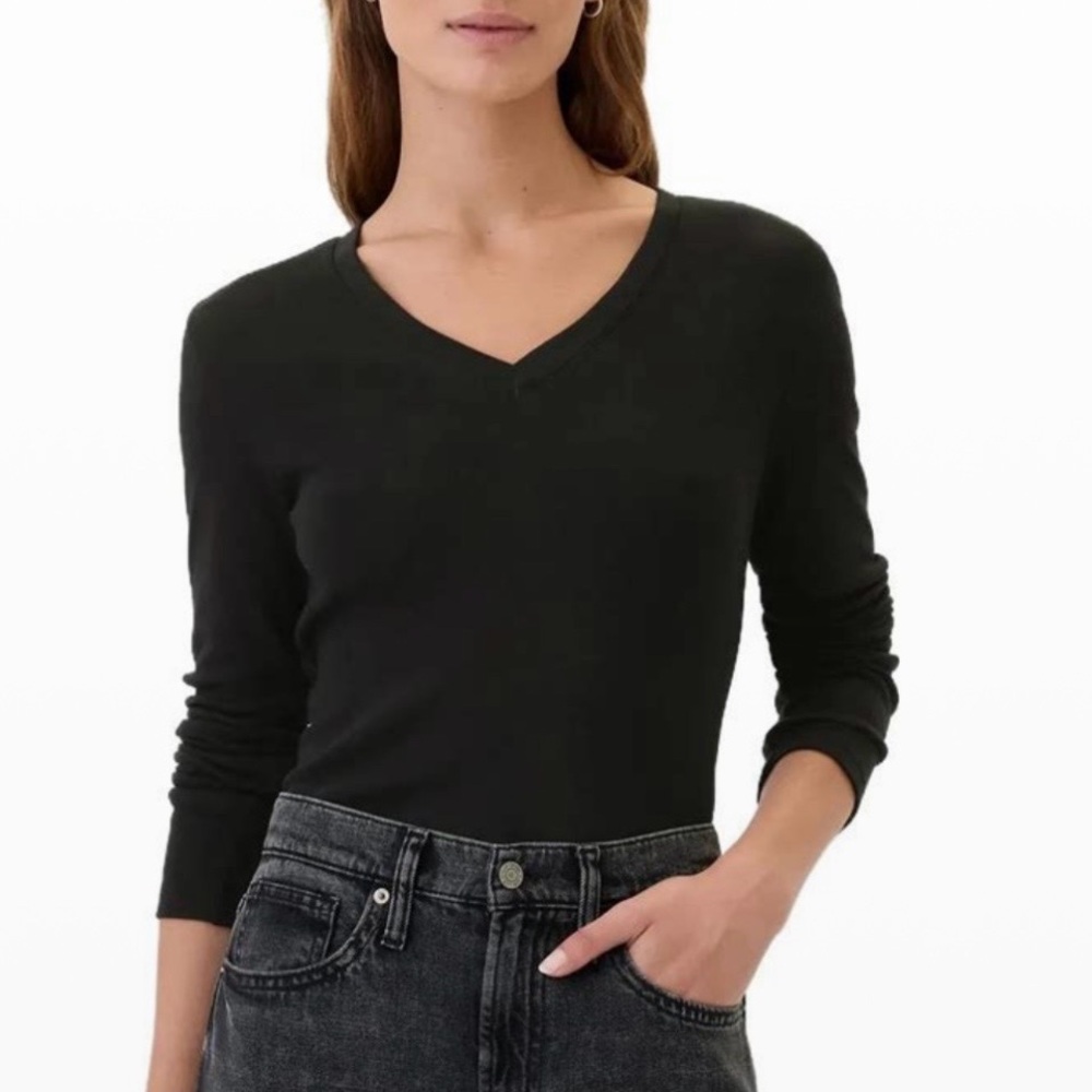 Gap Favorite T- Long sleeve- Black V-Neck Top- Medium. EUC